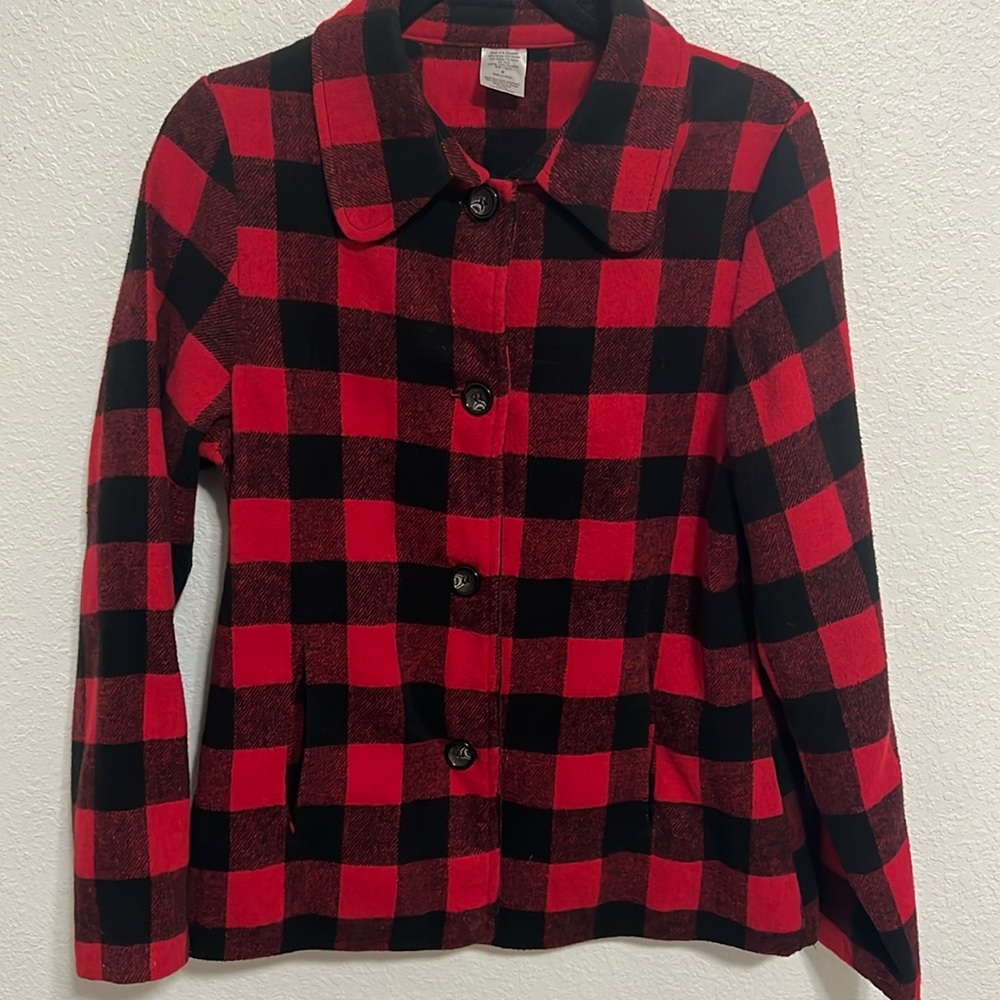 Light weight, lined, buffalo plaid jacket. Brand unknown. Great condition.